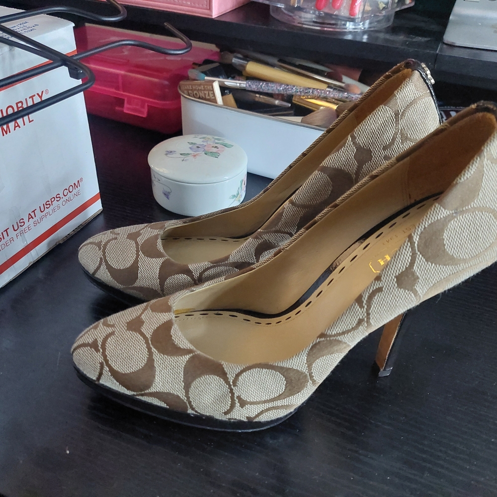 Coach Tan Heels with Signature Monogram - Picture 5 of 13